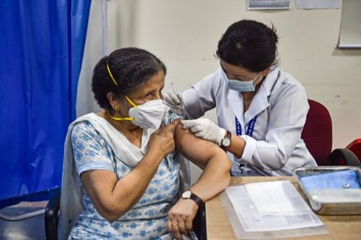 कोविड वैक्सीन ने भारत में प्रति 10,000 लोगों पर लगभग 24 मौतों को रोका, दुनिया भर में 2 करोड़ की बचाई जान