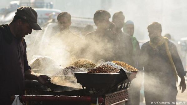 आर्थिक स्थिति खराब, पाकिस्तान के लोगों से कम चाय पीने की अपील