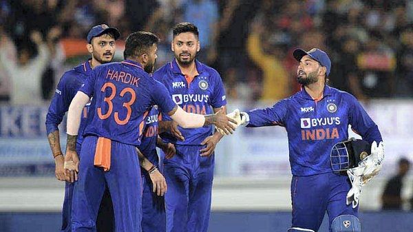 भारत के लिए बेस्ट बॉलिंग करने के बाद आवेश खान ने पिता को समर्पित किया अपना प्रदर्शन