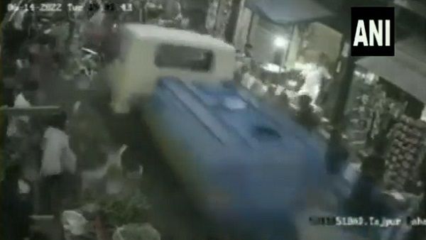 बदरपुर की सब्जी मंडी में लोगों को रौंदता हुआ निकला दिल्ली जल बोर्ड का टैंकर, 5 की हालत गंभीर