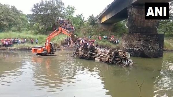 ओडिशा के नयागढ़ में तेल के टैंकर में ब्लास्ट, 4 की मौत, एक की हालत गंभीर