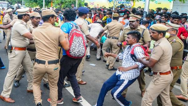 अग्निपथ योजना के खिलाफ युवा, विरोध शांत करने के लिए केंद्र की बड़ी घोषणाएं