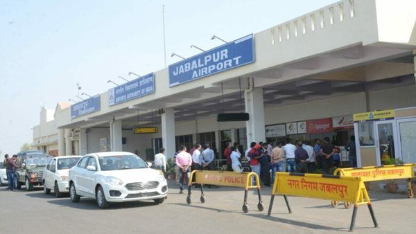 Jabalpur Airport : डी-रोस्टर हुए दो पायलट, डुमना रनवे से आगे निकल गया था विमान