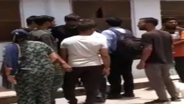 महिलाओं के कपड़े पहनकर PRANK VIDEO बनाने आए दो लड़कों को लोगों ने बच्चा चोर समझकर पीटा