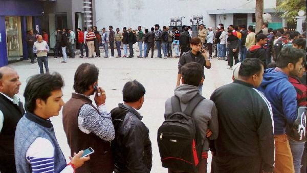 अचानक से ATM हुआ ग्राहकों पर मेहरबान! 100 की जगह देने लगा 500 का नोट, लगी लंबी लाइन