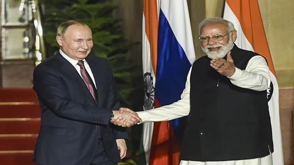 रूस से सस्ता तेल खरीद कर भारत ने बचाए इतने हजार करोड़ रुपये, फिर भी दाम क्यों नहीं कम?