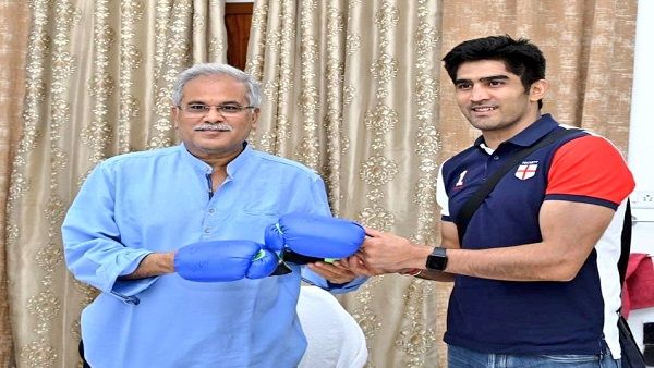 छत्तीसगढ़ के मुख्यमंत्री भूपेश बघेल से मिले बॉक्सर विजेंदर सिंह, राज्य में खेलों को बढ़ावा देने पर हुई चर्चा