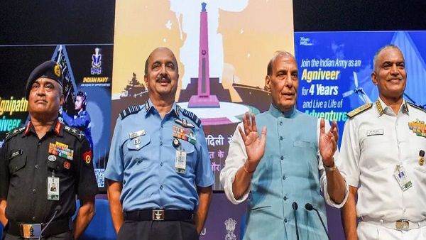 Agnipath Yojana: तीनों सेना प्रमुखों ने अग्निपथ स्कीम पर जताया भरोसा, कहा अधूरी जानकारी के साथ विरोध करना गलत
