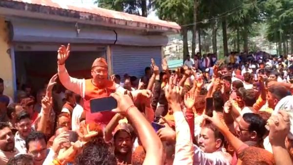 Champawat Bypoll: जीत के बाद कार्यकर्ताओं संग डांस करते नजर आए सीएम धामी, देखें Exclusive video