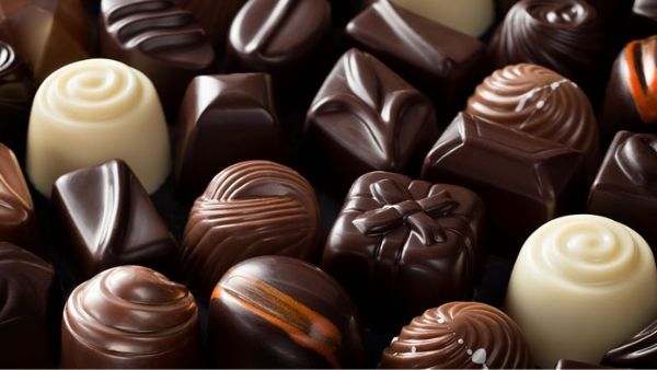 फेमस चॉकलेट फ्रैक्ट्री के टैंक में गिर गए 2 लोग, ऐसे बची जान