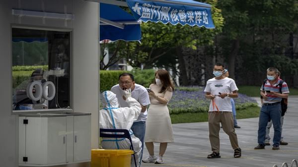 सावधान! दुनिया में फिर फिर लौट रहा कोरोना, इस हफ्ते हुई मौतों के बाद WHO की चेतावनी