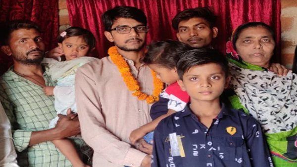 चूड़ी बेचने वाली मां के बेटे ने JPSC में लहराया परचम, हासिल की 80वीं रैंक