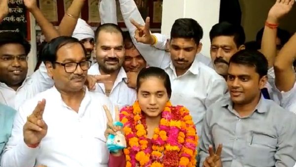 प्रोफेसर बनना चाहती हैं यूपी बोर्ड में 12वीं की टॉपर दिव्यांशी, बड़ी बहन को बताया अपना आदर्श
