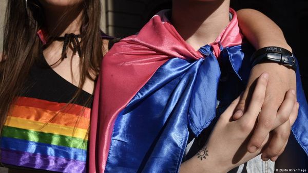 समलैंगिक जोड़े को परेशान कर रहे मां-बाप, कोर्ट ने बचाया