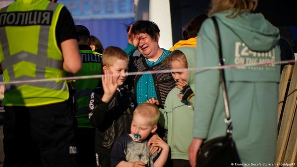 रूस-यूक्रेन युद्ध: महिलाओं, बच्चों और बुजुर्गों को जान की बाजी लगाकर बचाते ड्राइवर