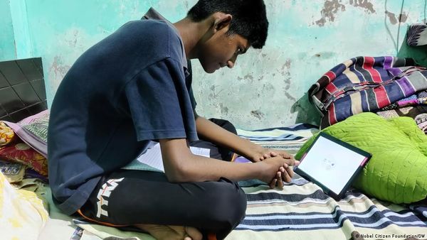 ई-लर्निंग की मदद से शिक्षा के करीब आते गरीब बच्चे