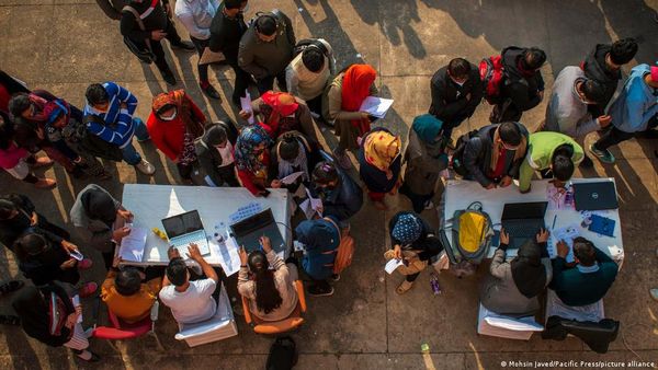 भारत: बेरोजगारी में गिरावट के आंकड़ों पर सवाल
