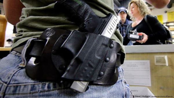 पब्लिक में बंदूक लेकर चलना लोगों का हक हैः सुप्रीम कोर्ट