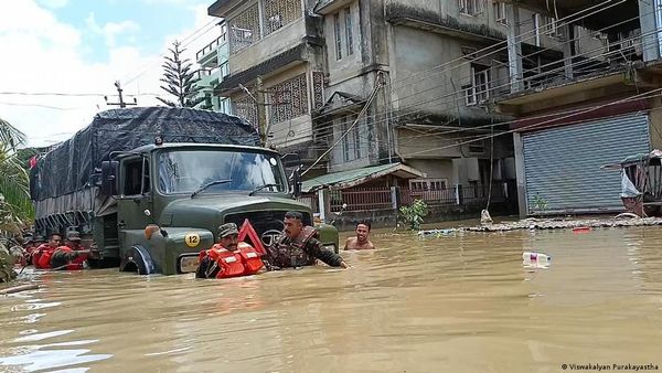 बाढ़ के पानी में डूबा कैंसर अस्पताल, सड़क किनारे मरीजों का इलाज