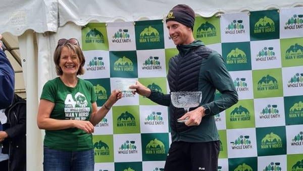 घोड़े से भी तेज दौड़ा ये शख्स! जीती 35 किमी लंबी रेस, 15 सालों में पहली बार कोई इंसान ये कर पाया