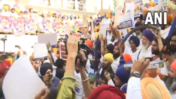 स्वर्ण मंदिर के बाहर जमा भीड़, खालिस्तान के समर्थन में लगे नारे
