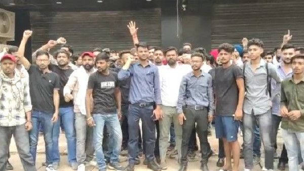 शोरूम में शॉपिंग को लेकर SI का सेल्समैन से झगड़ा, व्यापारियों ने जताया विरोध, देखें CCTV फुटेज