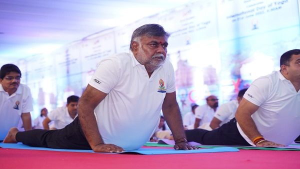 Yoga Day: प्रहलाद पटेल ने गोवा के 'फोर्ट अगुआड़ा' में किया योगाभ्‍यास, कहा-यह धार्म‍िक गत‍िव‍िध‍ि‍ नहीं