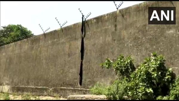 Banswara Jail : बैरक में स्टील के प्लेट से सुराख करके भागे 3 बंदी, कंबल लटकाकर फांदी 20 फीट की दीवार