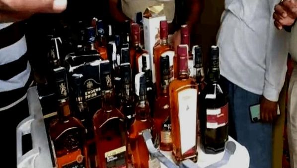 बिहार में पकड़ी गई 10 लाख की विदेशी शराब, कहां से और कैसे ट्रक में भरकर लाए? जांच में जुटी पुलिस