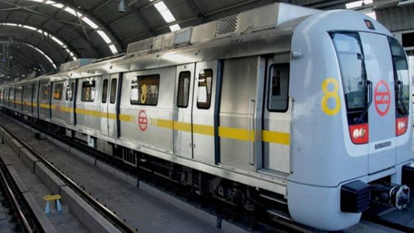 Delhi Metro: ब्लू लाइन मेट्रो की तकनीकी खराबी हुई ठीक लेकिन स्टेशन पर अब भी भारी भीड़, लोग परेशान