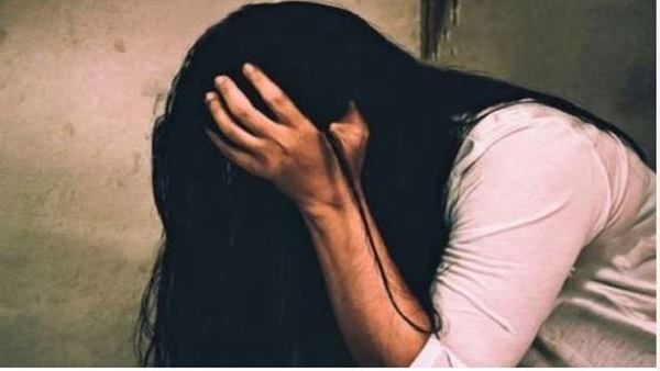 पाकिस्तान : हथियार लेकर घर में घुसे, पति को बांधा, फिर किया गर्भवती पत्नी का गैंगरेप