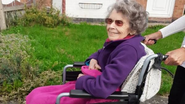 'ये कैसे हुआ'? महिला को बादलों में दिखी 'नानी की शक्ल', फोटो शेयर कर दिखाया सबूत