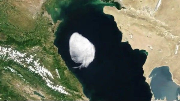 'जूम करिए आपको भगवान भी दिख जाएंगे', NASA को कैस्पियन सागर के ऊपर दिखे रहस्यमयी बादल