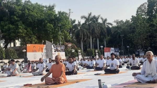 UP में योग: मुख्यमंत्री योगी ने राजभवन में किया योग, बोले- जीवन में अनुशासन के लिए योग को आत्मसात करें