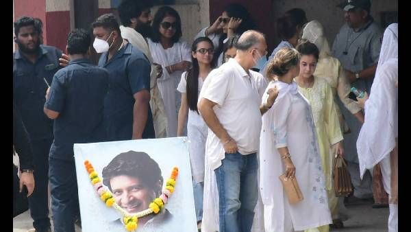 पंचतत्व में विलीन हुए केके, बेटे नकुल कृष्णा ने दी पिता को मुखाग्नि