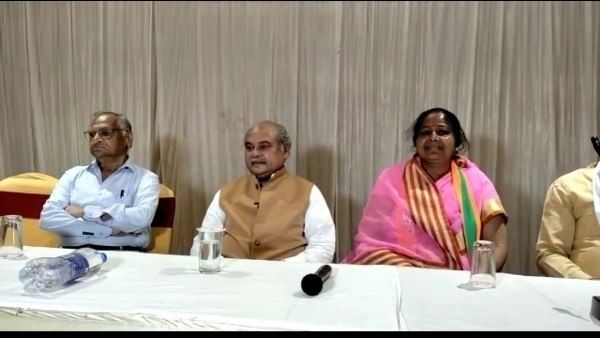 ग्वालियर पहुंचे केंद्रीय कृषि मंत्री नरेंद्र सिंह तोमर ने वरुण गांधी पर ली चुटकी