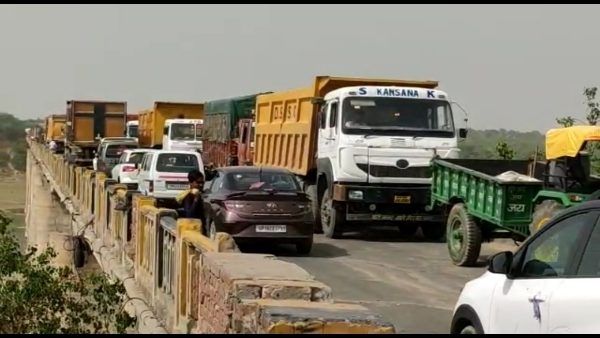 गुजरात के मोरबी जैसा कर्नाटक में भी हो सकता था बड़ा हादसा, पुल पर फंस गई कार, स्थानीय लोगों ने बचाई जान