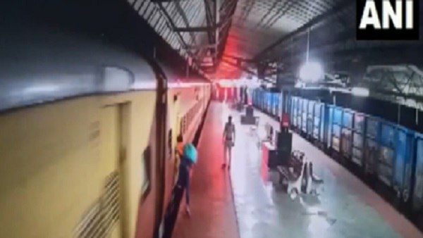 Video: चलती ट्रेन और प्लेटफॉर्म के बीच गैप में फंसा यात्री, दूर तक घसीटता रहा, RPF जवान की बहादुरी ने बचाई जान