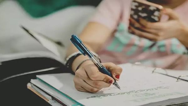 बहन ने भाई के लिए लिख डाला 434 मीटर लंबा 5 किलो का पत्र, फिर भी बात नहीं हुई पूरी