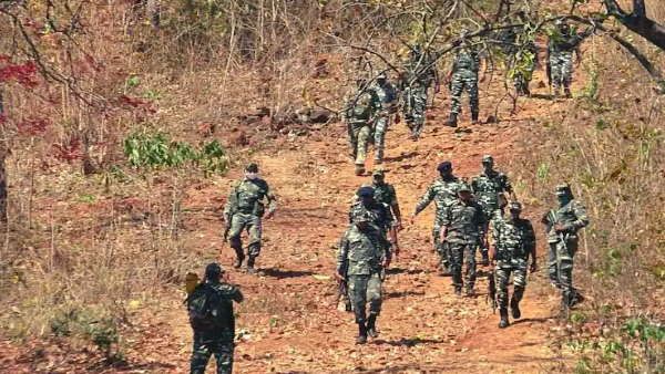 छत्तीसगढ़: जान हथेली पर लेकर चले विकास की राह गढ़ने, माओवादियों के गढ़ में घुसकर सड़क बनाएंगे हमारे जवान !