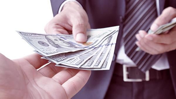 बॉस हो तो ऐसा, कर्मचारियों को दिया सरप्राइज, हर महीने मिलेगा 19000 रु का बोनस