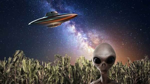 मिस्र के आसमान में चक्कर काटते थे एलियंस, UFO को लेकर 3500 साल पुराने दस्तावेज में दावे!