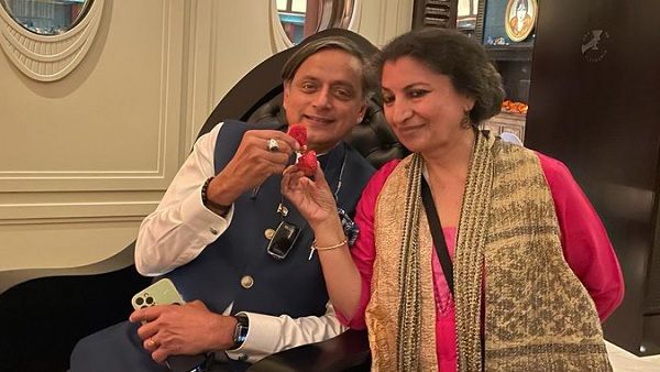 बुकर प्राइज जीतने वालीं गीतांजलि श्री के साथ लीची खाते दिखे शशि थरूर, सोशल मीडिया पर लोगों ने किया ट्रोल