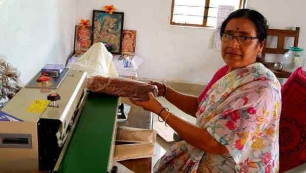 शादी के बाद परिवार टूटा, हौसला नहीं, महीने में 50 हजार रुपये कमाती हैं 10वीं तक पढ़ीं सरोजा पाटिल