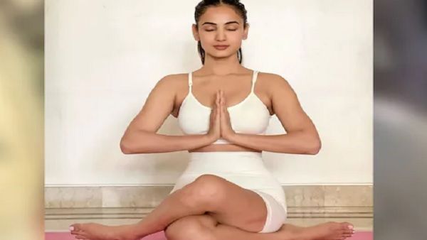 International Yoga Day: सोनल चौहान की योग करते हुए फोटो हुई वायरल, यूजर्स ने कहा- ये बड़ा सही पोज है