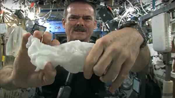 अंतरिक्ष में गीले कपड़े निचोड़ेंगे तो क्या होगा ? अंतरिक्ष यात्री का Video फिर हुआ Viral
