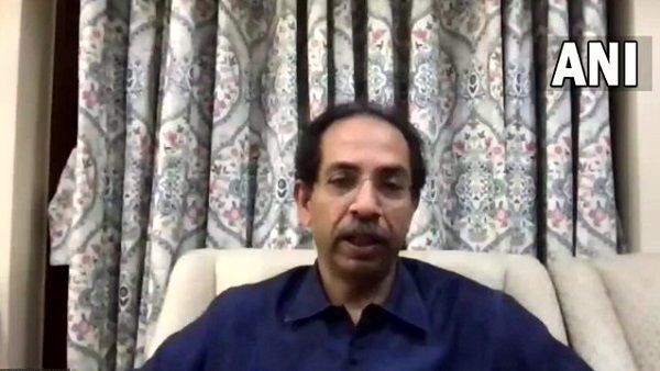 उद्धव ठाकरे का बागी विधायकों पर तंज, कहा- हमारे अपनों ने हमारी पीठ में छुरा घोंपा है