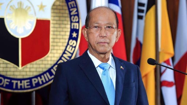 फिलीपींसः स्वतंत्रता दिवस समारोह में झंडा फहराते हुए बेहोश होकर गिर पड़े रक्षा सचिव