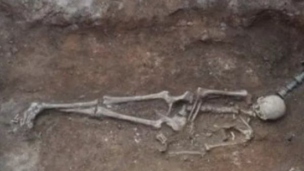 ग्रीस में मिला 'मत्स्यांगना बिस्तर' पर पड़ी महिला का 2,100 साल पुराना शव, सोने की पत्तियों से श्रृंगार