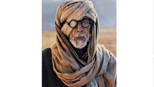 क्या यह अमिताभ बच्चन हैं और अफगानिस्तान में फिल्म की शूटिंग कर रहे हैं? तस्वीर से मचा तहलका